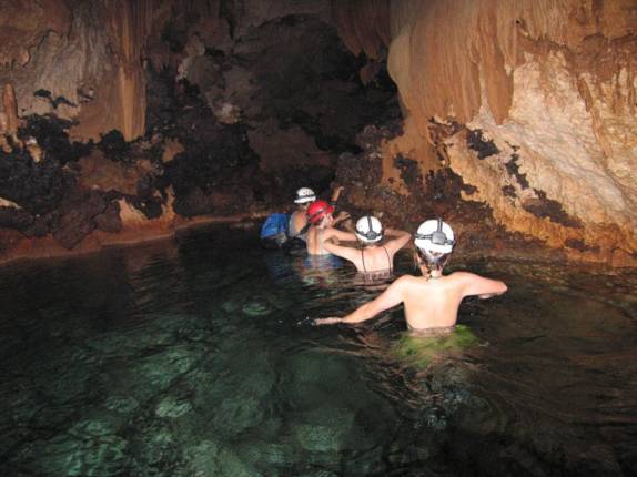 Entrando na ATM Cave, na região de San Ignacio, em Belize (foto da internet)